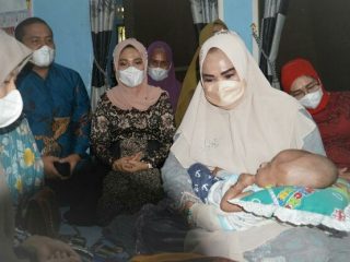 Ketua TP PKK Langkat, Tiorita Terbit Rencana PA saat meninjau bocah penderita hydrochepalus di Kecamatan Tanjung Pura, Langkat, Minggu (21/11/2021)