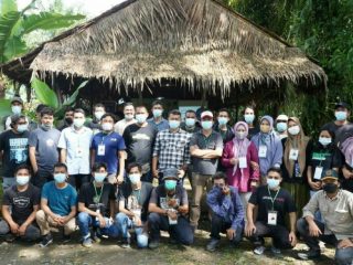 Sumatera Tropical Forest Journalism (SFTJ) dan Yayasan Orangutan Sumatera Lestari-Orangutan Information Centre (YOSL-OIC) mengelar Pelatihan Jurnalistik Investigasi di Explore Sumatera River Camp Sei Bingai, Kabupaten Langkat, Senin (22/11/2021).