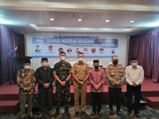 Rektor UIN Sumut Prof Dr Syahrin Harahap dan Wakil Gubernur Sumut Musa Rajekshah, yang berbicara sebagai keynote speaker dalam seminar Moderasi Beragama yang digelar Rumah Moderasi Beragama UIN Sumut di Royal SC, Medan, Selasa (23/11/2021).