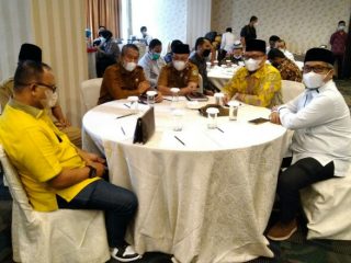 Ketua PD Al Washliyah Medan, Abdul Hafiz Harahap (kanan), Dekan Fakultas Syariah dan Hukum UIN Sumut, Ardiansyah (dua dari kanan) dan sejumlah undangan lainnya saat hadir di seminar moderasi beragama yang digelar UIN Sumut