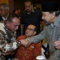 Sultan Langkat (kanan) bersalaman dengan Edy Rahmayadi, belum lama ini. Saat peluncuran buku Biografi Edy, Rabu (24/11/2021), Sultan Langkat membandingkan Edy dengan sosok Benny Moerdani.