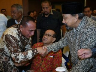 Sultan Langkat (kanan) bersalaman dengan Edy Rahmayadi, belum lama ini. Saat peluncuran buku Biografi Edy, Rabu (24/11/2021), Sultan Langkat membandingkan Edy dengan sosok Benny Moerdani.