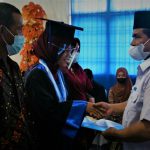 Staf Ahli Bupati Langkat, Sujarno mengucapkan selamat kepada salah satu wisudawan Yayasan Akademi Kebidanan Langkat