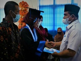 Staf Ahli Bupati Langkat, Sujarno mengucapkan selamat kepada salah satu wisudawan Yayasan Akademi Kebidanan Langkat