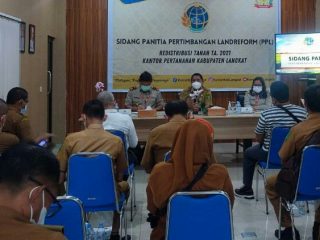 Pemkab Langkat bersama Badan Pertanahan Nasional (BPN) Kabupaten Langkat menggelar sidang panitia pertimbangan landreform (PPL) redistribusi tanah, di Aula Kantor Pertanahan Kabupaten Langkat, Stabat, Kemarin.