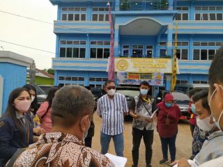 Proses sidang lapangan yang digelar oleh Majelis Hakim Pengadilan Negeri Binjai. Turut hadir Kuasa Hukum Penggugat, Kuasa Hukum Tergugat, pihak BPN Binjai selaku Turut Tergugat IV di halaman Kampus Perguruan Tinggi Budidaya Binjai, Jalan Gaharu No. 147 Binjai, Jumat (26/11).