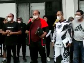 Direktur PT AP Aviasi, Haris (pegang mic) di hadapan Gubsu (kiri) menjelaskan perihal isu Bandara Kualanamu yang dijual ke India.