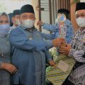 Bupati Langkat, Terbit Rencana PA didampingi Ketua TP PKK Langkat, Tiorita Terbit Rencana PA memberikan hadiah kepada seorang guru pada peringatan HUT PGRI dan Hari Guru Nasional di Rumah Dinas Bupati Langkat, Senin (29/11/2021)