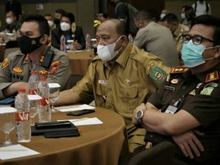 Bupati Langkat, Terbit Rencana PA didampingi Ketua TP PKK Langkat, Tiorita Terbit Rencana PA memberikan hadiah kepada seorang guru pada peringatan HUT PGRI dan Hari Guru Nasional di Rumah Dinas Bupati Langkat, Senin (29/11/2021)
