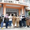 Forum Wartawan Unit Pemprov Sumut menggelar aksi bakti sosial dengan membagikan masker, hand sanitizer serta hadiah kepada siswa siswi SMPN 1 dan SMAN 1 Pangururan, Selasa (30/11/2021) Pada acara tersebut hadir Kepala Bagian Pelayanan Informasi Publik Dinas Komunikasi dan Informatika Provinsi Sumatera Utara Harvina Zuhra.