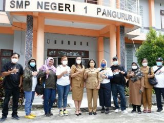 Forum Wartawan Unit Pemprov Sumut menggelar aksi bakti sosial dengan membagikan masker, hand sanitizer serta hadiah kepada siswa siswi SMPN 1 dan SMAN 1 Pangururan, Selasa (30/11/2021) Pada acara tersebut hadir Kepala Bagian Pelayanan Informasi Publik Dinas Komunikasi dan Informatika Provinsi Sumatera Utara Harvina Zuhra.