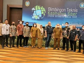 Kepala Bidang Teknologi Informasi dan Komunikasi Dinas Komunikasi dan Informatika (Kominfo) Provinsi Sumut Dedi Irawan yang dalam hal ini mewakili Plt. Kepala Dinas Kominfo Provinsi Sumut membuka Kegiatan Bimbingan Teknis Keamanan Siber untuk Cyber Security Drill Test (CSIRT) yang diselenggarakan di Hotel Santika Dyandra, Jalan Kapten Maulana Lubis, Medan, Selasa (30/11/2021).