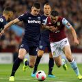 Declan Rice (tengah) memimpin rekannya membungkam Aston Villa di Villa Park, dinihari tadi. West Ham United menang 1-4 dan bercokol di peringkat 4 klasemen sementara Liga Primer Inggris.(whu/kaldera)