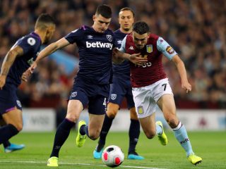 Declan Rice (tengah) memimpin rekannya membungkam Aston Villa di Villa Park, dinihari tadi. West Ham United menang 1-4 dan bercokol di peringkat 4 klasemen sementara Liga Primer Inggris.(whu/kaldera)