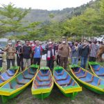 Warga menerima bantuan Solu dari pemerintah provinsi Sumatera Utara, Selasa (9/11/2021) yang diserahkan Kepala Dinas Kelautan dan Perikanan, Mulyadi Simatupang.(ist/kaldera)