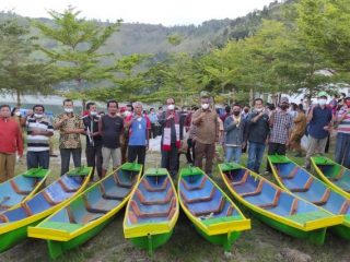 Warga menerima bantuan Solu dari pemerintah provinsi Sumatera Utara, Selasa (9/11/2021) yang diserahkan Kepala Dinas Kelautan dan Perikanan, Mulyadi Simatupang.(ist/kaldera)