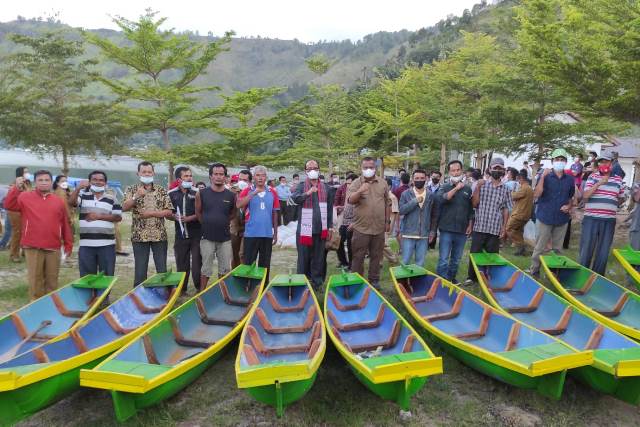 Warga menerima bantuan Solu dari pemerintah provinsi Sumatera Utara, Selasa (9/11/2021) yang diserahkan Kepala Dinas Kelautan dan Perikanan, Mulyadi Simatupang.(ist/kaldera)