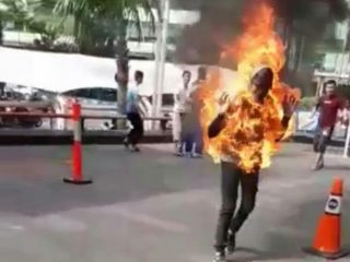 Seorang pria pengungsi Afghanistan yang mendirikan tenda di depan kantor UNCHR Medan, atau gedung CIMB Niaga Bulding membakar diri.