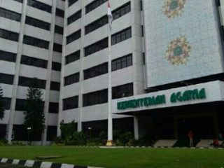 Kementerian Agama (Kemenag) menyerahkan proses hukum terhadap guru pesantren yang memperkosa 12 santriwati di Cibiru, Kota Bandung kepada kepolisian. Kemenag juga telah menutup pesantren setelah kasus pemerkosaan oleh guru yang juga pimpinan pesantren itu ditangani oleh polisi.