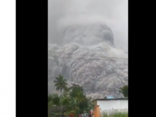 Gunung Semeru erupsi pada Sabtu (4/12/2021), diawali dengan kejadian laharan pada pukul 13.30 WIB.