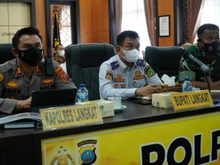 Kadishub Langkat bersama Kapolres Langkat dan Dandim 0203/Langkat tampak serius mengikuti rapat kordinasi lintas sektoral kesiapan pelaksanaan operasi kepolisian Terpusat Lilin Toba 2021 via zoom meeting dari Aula Wirasatya Polres Langkat, Selasa (30/11/2021).