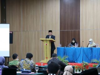 Rektor Universitas Islam Negeri Sumatera Utara (UIN Sumut) Prof Dr Syahrin Harahap, MA, menegaskan setiap dosen harus memiliki kompetensi teknis dan filosofis sebagai kata kunci (password) membangun peradaban bersama UIN Sumut.