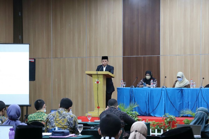 Rektor Universitas Islam Negeri Sumatera Utara (UIN Sumut) Prof Dr Syahrin Harahap, MA, menegaskan setiap dosen harus memiliki kompetensi teknis dan filosofis sebagai kata kunci (password) membangun peradaban bersama UIN Sumut.