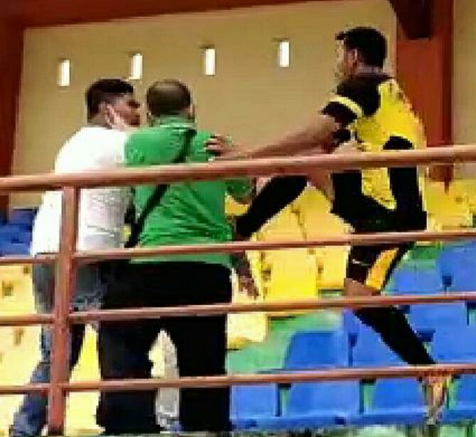 Pemain Medan Utama, Saktiawan Sinaga, melakukan aksi tak terpuji. Dia memukul salah seorang penonton di tribun usai melakukan provokasi terhadap pemain Tanjungbalai United.