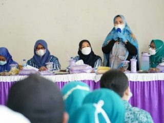 Ketua Tim Penggerak PKK Langkat, Tiorita Terbit Rencana menghadiri kegiatan evaluasi PKK Langkat, di Desa Namotongan Kecamatan Kutambaru, Langkat, Senin (6/12/2021).