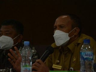 Asisten II Sekdakab Langkat, Hermansyah saat memberikan paparan kepada Anggota DPRD Sergai