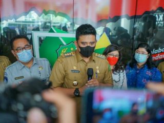 Walikota Medan, Bobby Nasution saat memberikan keterangan pers usai menyerahkan santunan dari Jasa Raharja kepada ahli waris korban kecelakaan maut di Jalan Sekip, Medan Petisah, Sabtu (4/12/2021) lalu.