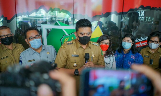 Walikota Medan, Bobby Nasution saat memberikan keterangan pers usai menyerahkan santunan dari Jasa Raharja kepada ahli waris korban kecelakaan maut di Jalan Sekip, Medan Petisah, Sabtu (4/12/2021) lalu.