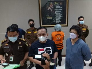 Tim Tangkap Buron (Tabur) Kejaksaan Tinggi Sumatera Utara berhasil mengamankan NB (36) tersangka kasus tindak pidana korupsi Pendidikan Jarak Jauh (PJJ) Universitas SBM di APBD Nias Selatan Tahun 2012 senilai Rp2,41 miliar dan 2013 senilai Rp3,6 miliar.