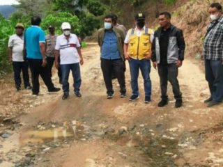 Warga di Desa Liang Melas Datas yang sempat protes adanya jalan rusak dengan mengirimkan satu truk berisikan tiga ton jeruk kepada Presiden Jokowi mulai bisa bernafas lega. Pasalnya, Pemkab Karo berjanji akan memperbaiki jalan yang ada di sana.