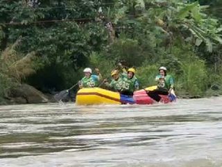 Tim Arung Jeram Sumatera Uara langsung menghentak di hari pertama perhelatan Kejuaraan Nasional Arung Jeram R4 Tahun 2021 Way Besai Provinsi Lampung, Selasa (7/12/2021).