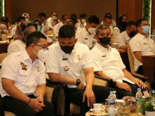 Walikota Medan, Bobby Afif Nasution berbincang dengan Kepala Bappeda Medan, Benny Iskandar