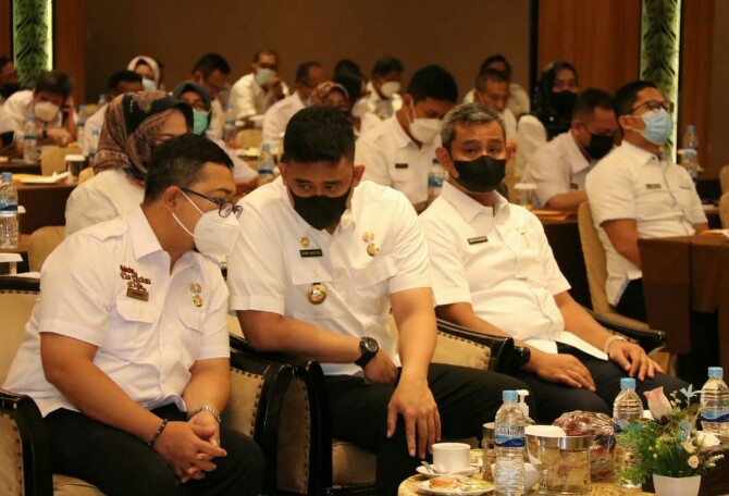 Walikota Medan, Bobby Afif Nasution berbincang dengan Kepala Bappeda Medan, Benny Iskandar