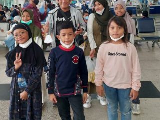 Ketua Persatuan Olahraga Sepatu Roda Seluruh Indonesia (Porserosi) Deliserdang, Heru Santoso melepas enam atlet mengikuti Kejuaraan Nasional (Kejurnas) Sepatu Roda Jakarta Open 2021 di Bandara Kualanamu, Kamis (09/12/2021).