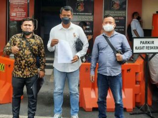 Saktiawan Sinaga (tengah) didampingi kuasa hukumnya, Chandra P Naibaho dan Wandi Budi Wijaya usai membuat laporan di Polrestabes Medan, Kamis (9/12/2021).
