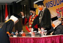Ketua STIK-P Dr H Sakhyan Asmara MSP didampingi Puket I Austin Tumengkol SSos MIKom melantik lulusan sarjana angkatan XXX TA 2020/2021 di Hotel Hermes Palace Medan, Sabtu (11/12).