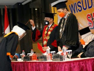 Ketua STIK-P Dr H Sakhyan Asmara MSP didampingi Puket I Austin Tumengkol SSos MIKom melantik lulusan sarjana angkatan XXX TA 2020/2021 di Hotel Hermes Palace Medan, Sabtu (11/12).