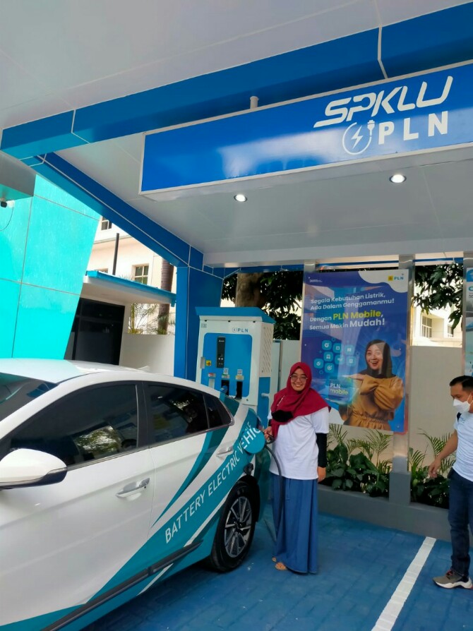 Pemilik kendaraan listrik di Medan kini sudah bisa langsung mengisi daya di SPKLU Medan yang ada di Jl. Listrik Medan.