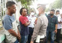 Kadishub Medan dan Kasatlantas Polrestabes Medan sedang mengintrograsi para supir angkot yang terkena razia