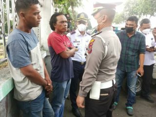 Kadishub Medan dan Kasatlantas Polrestabes Medan sedang mengintrograsi para supir angkot yang terkena razia