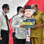 Gubsu, Edy Rahyamadi serahkan DIPA dan TKDD 2022 kepada Wakil Bupati Langkat, Syah Afandin