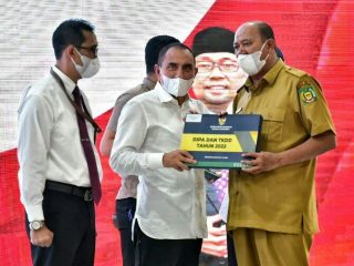Gubsu, Edy Rahyamadi serahkan DIPA dan TKDD 2022 kepada Wakil Bupati Langkat, Syah Afandin