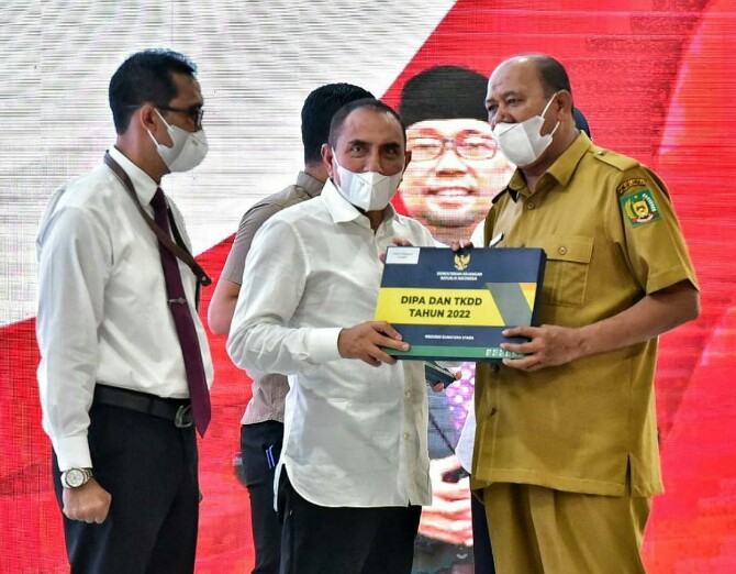 Gubsu, Edy Rahyamadi serahkan DIPA dan TKDD 2022 kepada Wakil Bupati Langkat, Syah Afandin