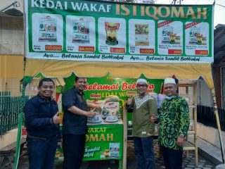 Berdagang adalah salah usaha yang dilakukan Rasulullah SAW. Karena sektor perdagangan harus dijalankan dalam rangka membangkitkan ekonomi umat Islam.