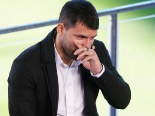 Sergio Aguero resmi mengumumkan pensiun sebagai pemain sepak bola. Keputusan tersebut terpaksa diambil karena Aguero mengidap aritmia jantung.