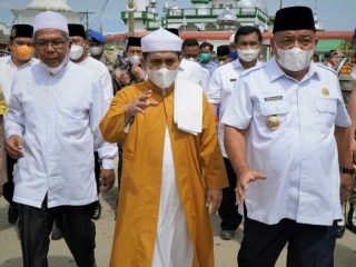 Bupati Langkat Terbit Rencana PA secara langsung menyerahkan bantuan untuk peringatan Haul Tuan Guru Babussalam ke- 98 tahun, Rabu (15/12/2021).
